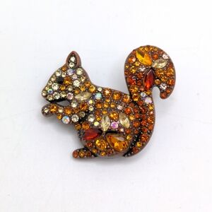 Charming Animal Brooch: Gem-Adorned Squirrel